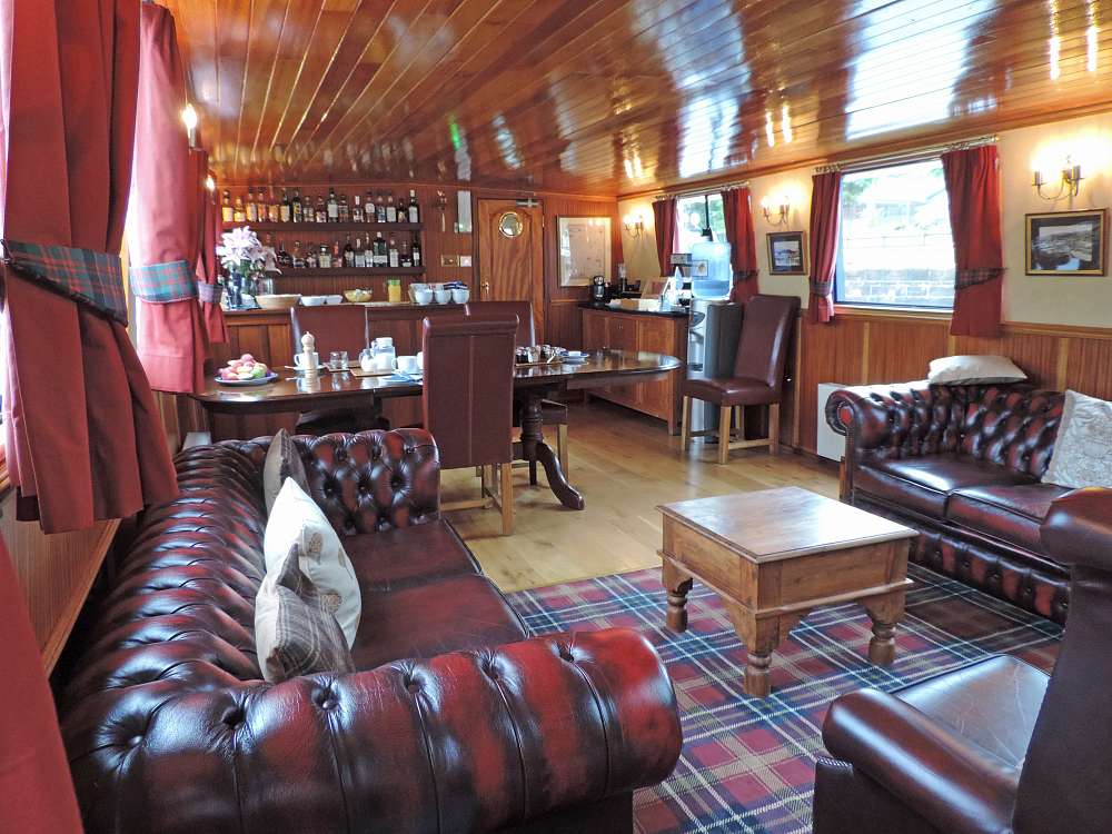 A bordo del Scottish Highlander encontraremos un ambiente acogedor y confortable, semejante al de una casa de campo escocesa... CRUCEROS FLUVIALES ESCOCIA CRUCEROS FLUVIALES HIGHLANDS CRUISES SCOTLAND SOTTISH HIGHLANDER CRUISES BARGE CRUISES SCOTLAND UNITED KINGDOM CRUISES FAMILY CRUISES SCOTLAND BARGE CRUISES SCOTTISH HIGHLANDER BARGE SHANNON RIVER CALEDONIAN CANAL